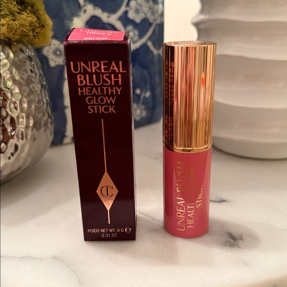 Charlotte Tilbury
Lip + Cheek Glow Blush Stick Hyaluronic Acid in Rosy Glow - Picture 4 of 6